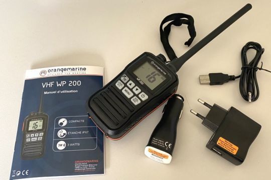 Vous pourrez investir dans une VHF portable pour une petite centaine d'euros.