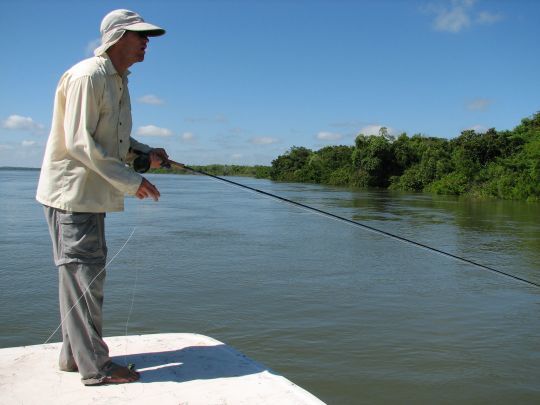 Pêche du dorado sur le Rio Parana où les poissons sont postés dans le moindre obstacles qui coupent le courant