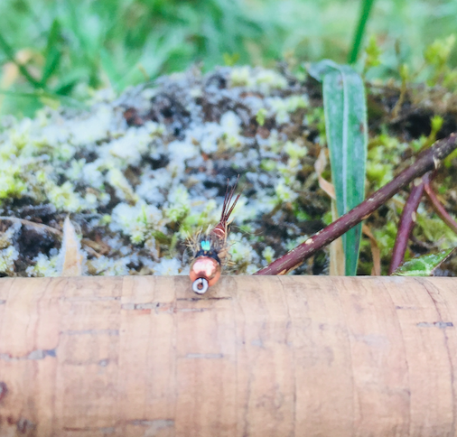 La flash back pheasant tail saura plaire aux truites en toute saison, mais son petit dos brillant plait encore mieux en début de saison par eau légèrement piquée