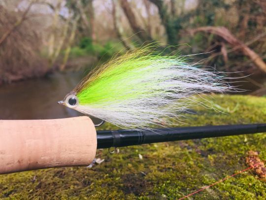 Les deceivers sont une des mouches les plus utilisées pour la pêche du bar. Voici un modèle tout en bucktail