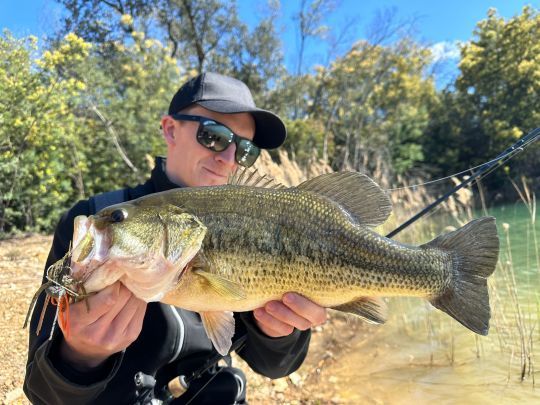 De beaux poissons peuplent le lac