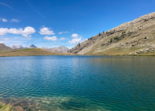 Le lac du Lauzanier offre 3, 3 hectares d'eaux cristallines et turquoises, paradis pour la truite
