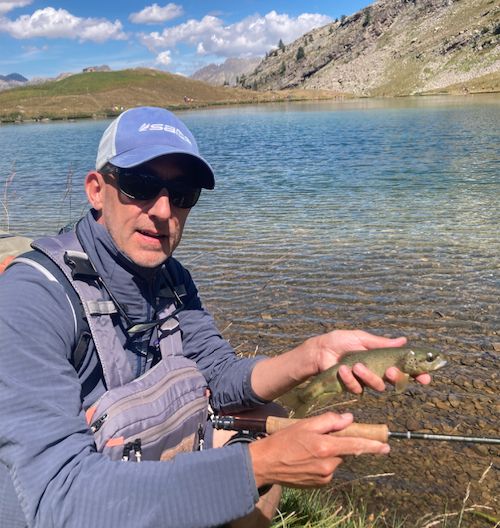 C'est toujours plaisant de capturer une truite dans les eaux cristallines d'un lac d'altitude