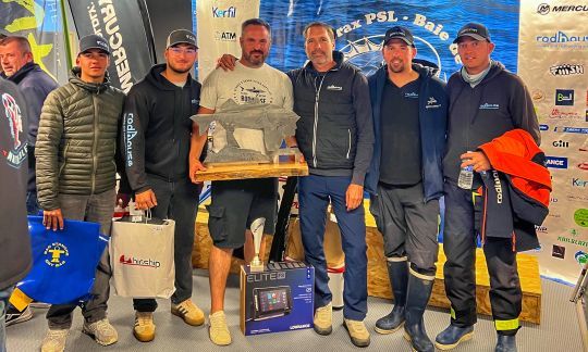 Les trois équipes Rodhouse rassemblées autour du magnifique trophée.