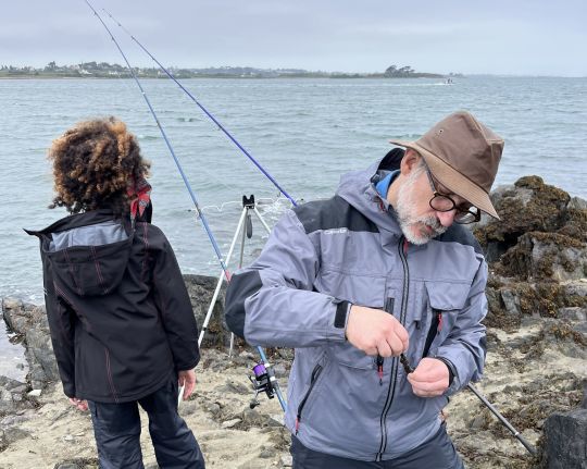 Deux stagiaires de Pesketa en ont action de pêche : eschage des lignes.