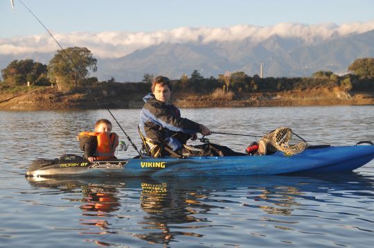 Le kayak permet de faire découvrir la pêche et le plaisir d'être sur l'eau