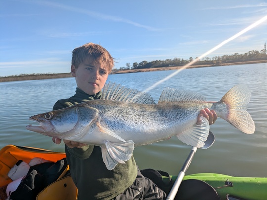 Le kayak permet de pêcher confortablement en verticale