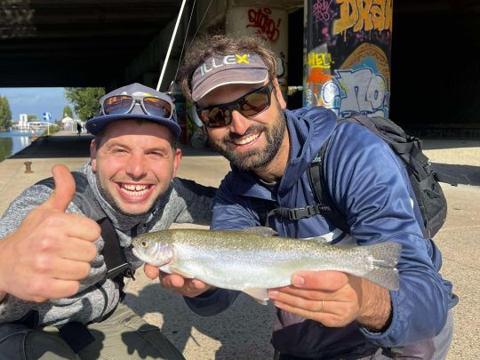 Une improbable truite arc-en-ciel qui donnent le sourire au binôme CALU/GASNIER