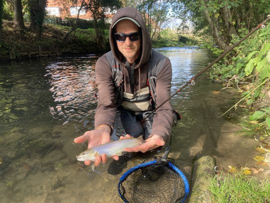 Première truite de mer (finnock) pour Lionel qui commence notre petit périple en fanfare!