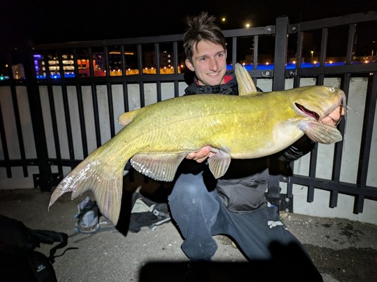 Un très gros channel catfish capturé par Gabriel
