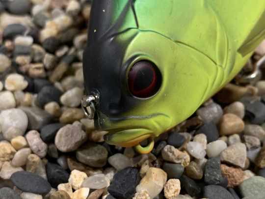 Un &eacute;merillon rolling permet de raccorder le leurre.