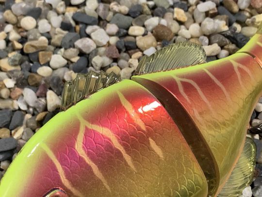 Les nageoires donnent du r&eacute;alisme au leurre.