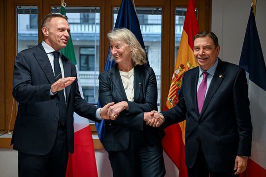 Catherine Chabaud, Ministre déléguée chargée de la Mer et de la Pêche avec ses homologues italien (à gauche, M. le ministre Francesco Lollobrigida) et espagnol (à droite, M. le ministre Luis Planas)