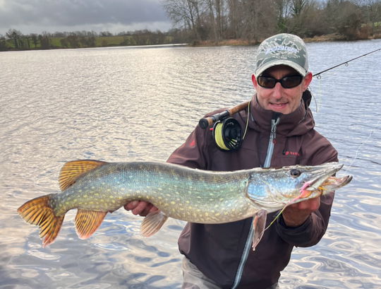 Les brochets appr&eacute;cient beaucoup les mouches qui se d&eacute;saxent sur le c&ocirc;t&eacute;.