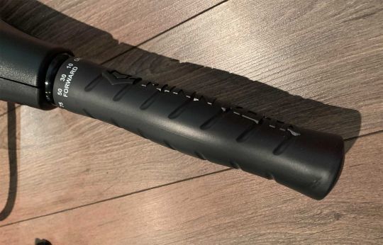 La poign&eacute;e n'est pas facile d'acc&egrave;s sur un float-tube.