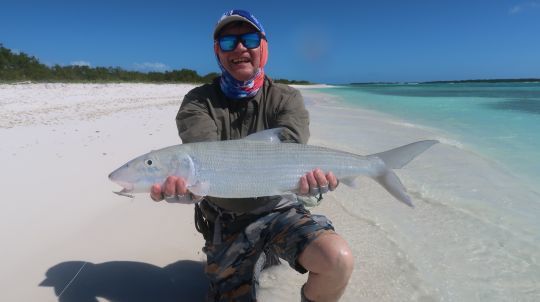 Sur les plages les gros bonefish sont bien présents et viennent chasser dans les petits poissons. Les gummy comme ici, et clouser minnow sont les mouches à utiliser pour imiter ces proies que consomment quotidiennement les bonefish au Venezuela
