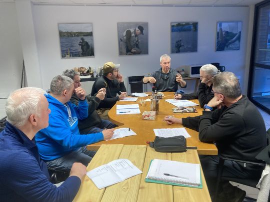 S&eacute;ance th&eacute;orique avec intervention de Gr&eacute;goire Juglaret et des participants studieux et concentr&eacute;s