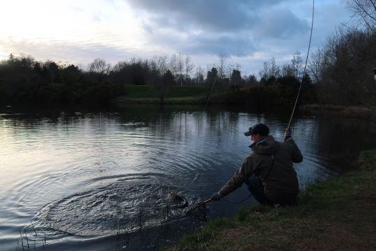 La p&ecirc;che au chiro est une p&ecirc;che fine tr&egrave;s int&eacute;ressante. Ici l'auteur au fer avec une belle truite prise sur un chiro &eacute;mergent.
