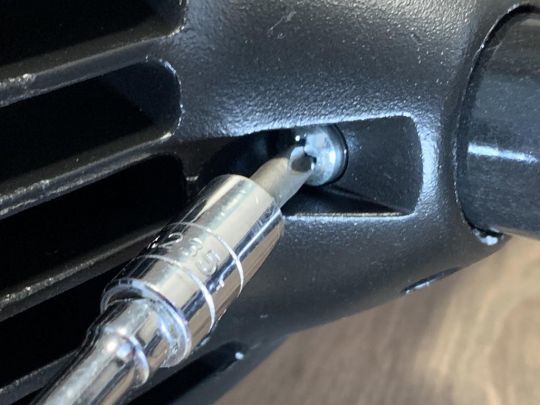 Un tournevis suffit.