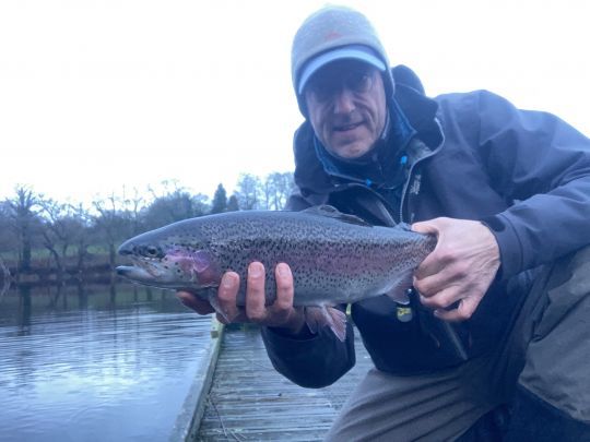 Premi&egrave;re truite de la journ&eacute;e au 5&egrave;me lancer sur un streamer noir en interm&eacute;diaire