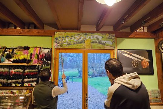 Ivan, le maître des lieux, fait un briefing à notre arrivée