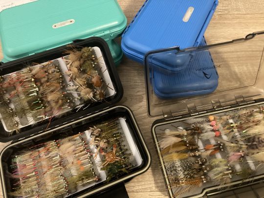 Il faut disposer d'un large choix de crevettes et petits crabes en diff&eacute;rentes tailles, lestages et couleurs pour s'adapter aux conditions et types de fond