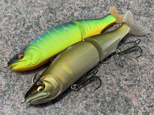 L'ancienne version, en haut, souffrait de quelques d&eacute;fauts.