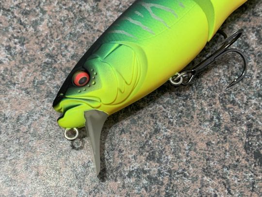 Il reste sous la surface.