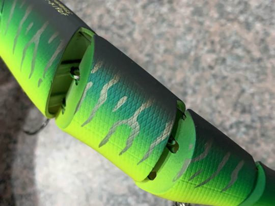 Les fils traversent le haut des sections.