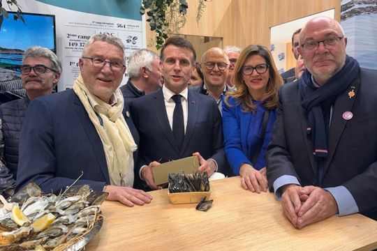 St&eacute;phane Travert, &agrave; droite, aux c&ocirc;t&eacute;s du pr&eacute;sident de la r&eacute;publique il y a 15 jours