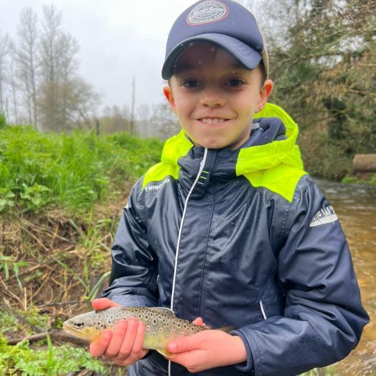 Ce sourire en dit long : de la fiert&eacute;, de la passion et d&eacute;j&agrave; un sacr&eacute; coup de main ! Bravo &agrave; ce jeune p&ecirc;cheur pour ses magnifiques premi&egrave;res truites de la saison.