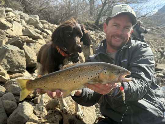 Kevin et une truite &agrave; la cuill&egrave;re ondulante PTL Craft