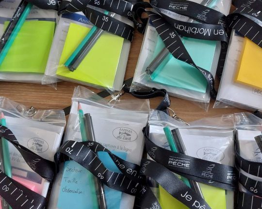 L'AAPPMA du Loc'h en Bretagne distribue &agrave; ses p&ecirc;cheurs, avec la f&eacute;d&eacute;ration de p&ecirc;che du Morbihan des kits avec carnets de capture, m&egrave;tre mesureur et la proc&eacute;dure pour un pr&eacute;l&egrave;vement d'&eacute;cailles.