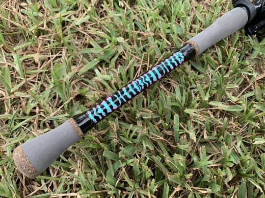 La poign&eacute;e est classique, et bien agr&eacute;able en main.