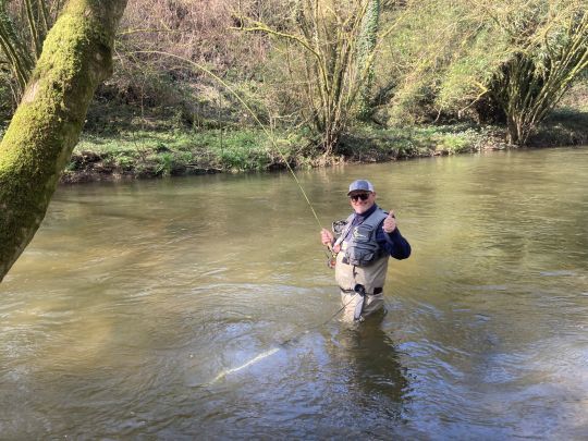 Des participants tr&egrave;s assidus et heureux de profiter de ce genre d'&eacute;v&egrave;nement en Bretagne. Manu au fer avec une truite bretonne de l'Odet.