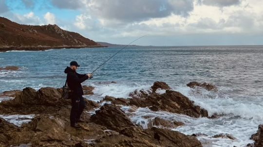 P&ecirc;cher avec la mar&eacute;e descendante pr&eacute;sente l'avantage de ne pas risquer de se faire encercler par le flot. Cela est bien plus s&eacute;curisant lorsque l'on ne conna&icirc;t pas le secteur.