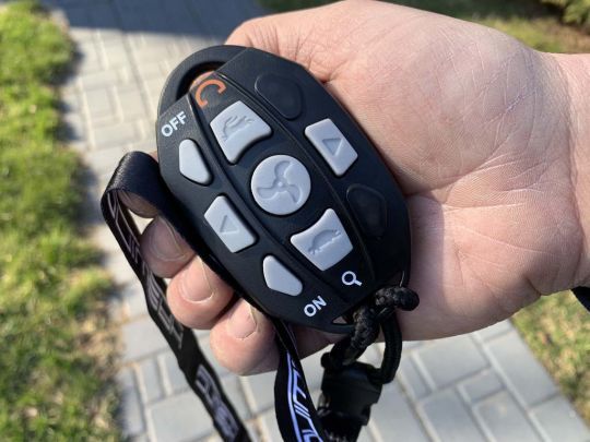 La t&eacute;l&eacute;commande peut se mettre autour du cou.