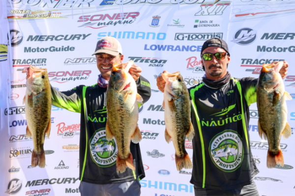 Ben et Bastien avec le black-bass record de 3.070 kg 