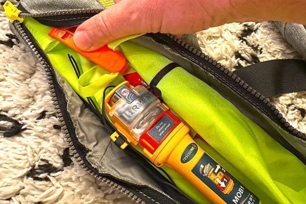 Balise AIS MOB-1 dans un gilet de sauvetage Spinlock Lite