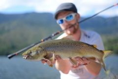 Les leurres souples de type grub peuvent parfois sauver une session en lac 