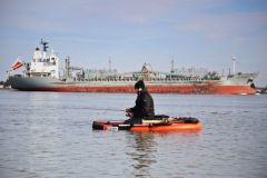 Session float-tube en plein hiver sur le fleuve St-Laurent, Canada.