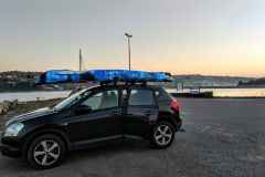 Transporter son kayak sur une galerie de voiture