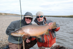 La pche de la truite de mer est aussi passionnante que technique, mais en vaut le dtour! L'auteur avec un client sur le Rio Gr