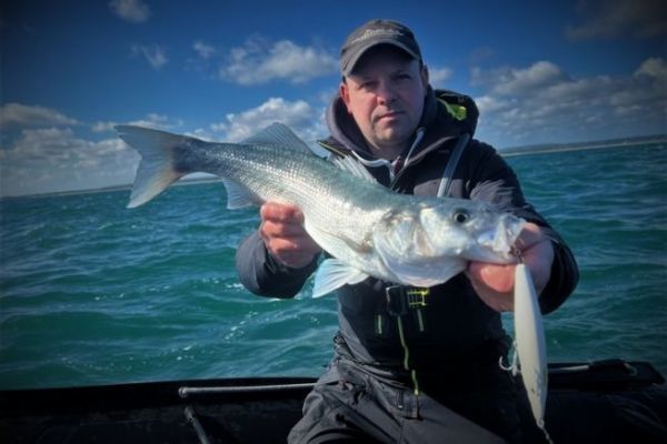 Cibler la bonne zone de pche pour pcher son premier bar en bateau