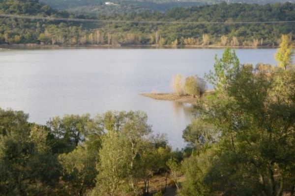 La pche sur le lac de Saint-Cassien dans le Sud-est de la France