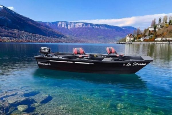Pêche des carnassiers : Silurine 4m Black Fish, la barque de référence