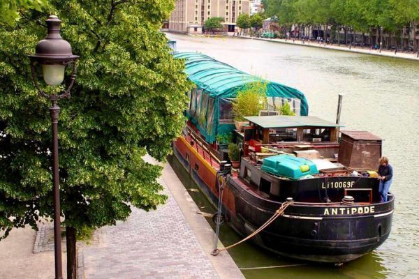 Tirer profit des pniches amarres le long des berges pour pcher