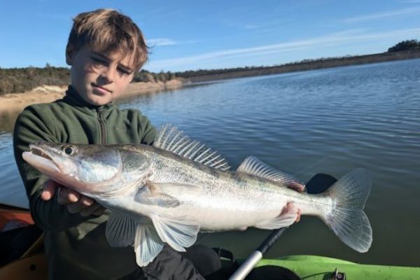 Les techniques de pêche pertinentes pour pêcher en eau douce en kayak