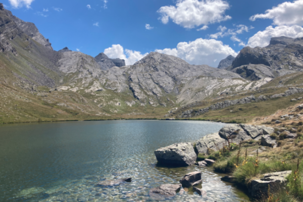 La pche en lac d'altitude, comme ici au Lauzanier est une belle alternative en t