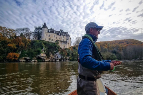 La Dordogne offre une pche varie dans des dcors et paysages magnifiques